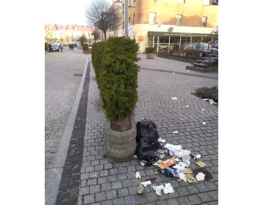 Ktoś wyrzucił śmieci na Rynku w Trzebini. Mieszkańcy: Czy ktoś tam sprząta?