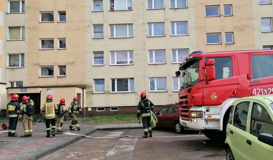 Trzy wozy strażackie pod blokiem w Chrzanowie. Co się stało?