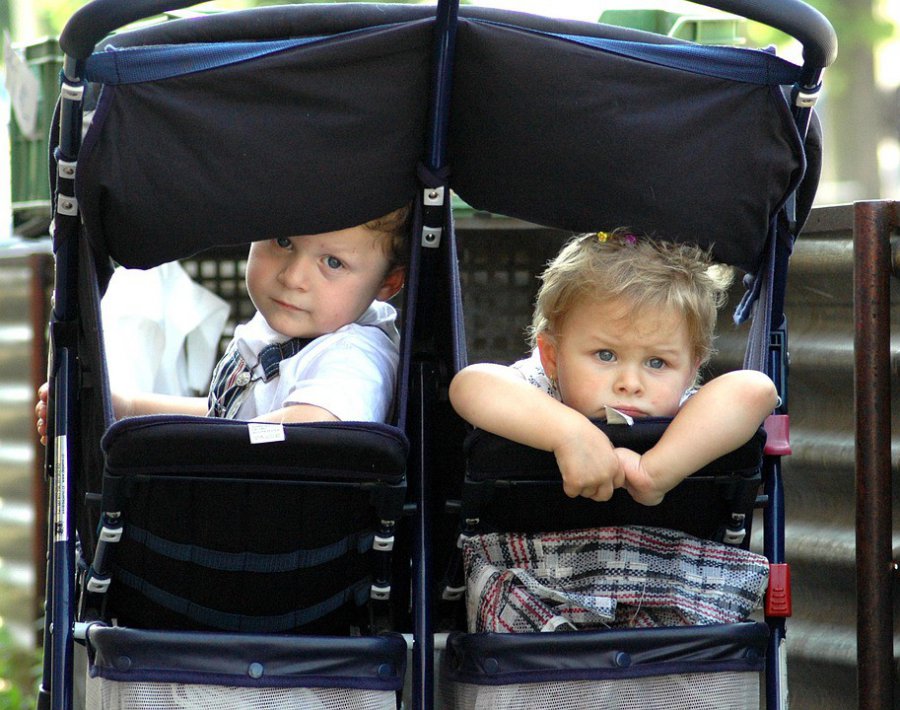 Wózek bliźniaczy – jaki wózek najlepszy dla bliźniaków?