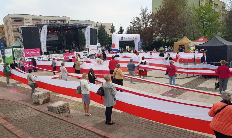 Zwycięska biało-czerwona flaga miała w Libiążu imponującą długość (WIDEO, ZDJĘCIA)