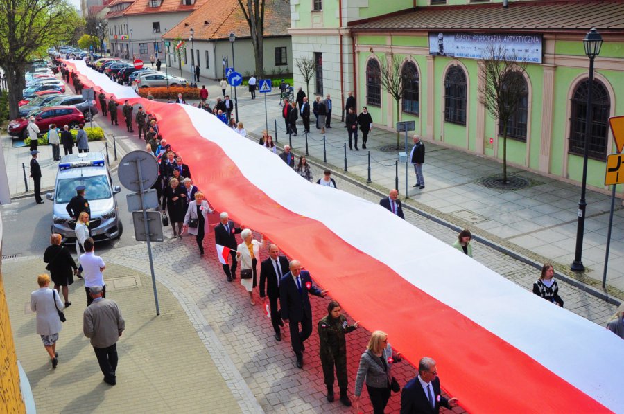 Mieszkańcy nieśli przez miasto 100-metrową flagę (WIDEO, ZDJĘCIA)