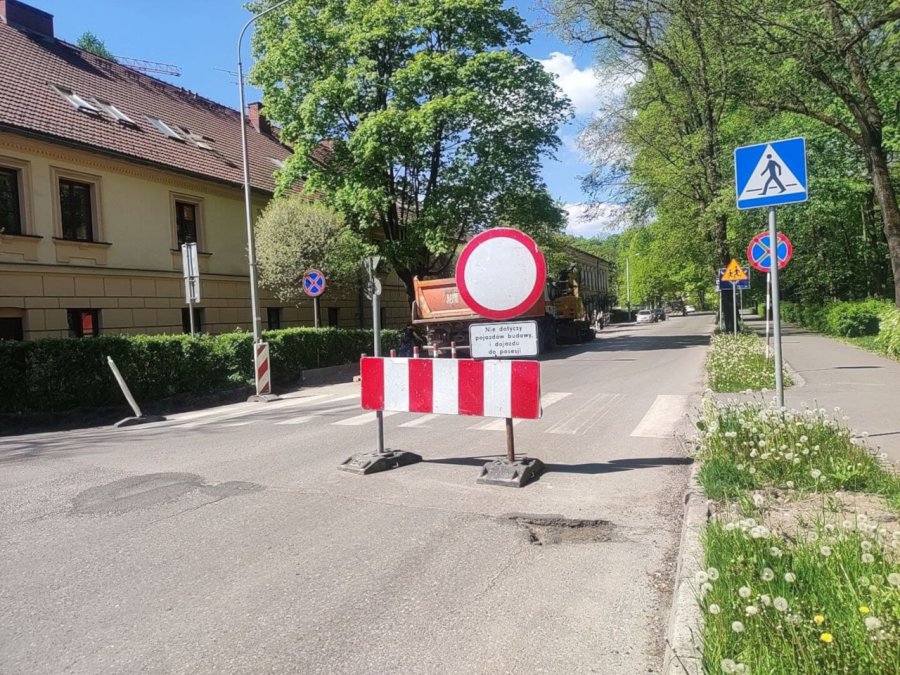 Dwie główne drogi w Krzeszowicach zamknięte 