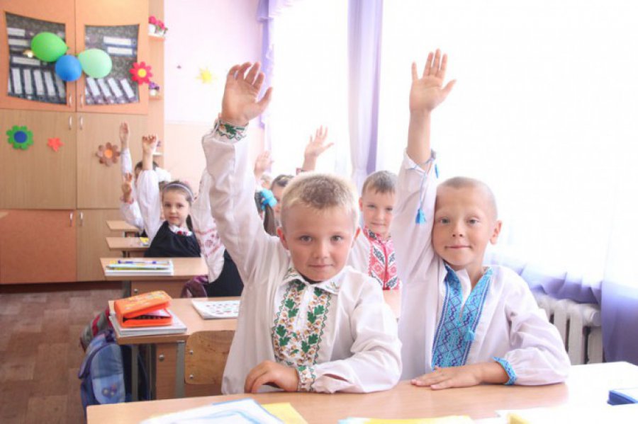 Учні, які через війну перебувають закордоном, можуть продовжити навчання в українських школах