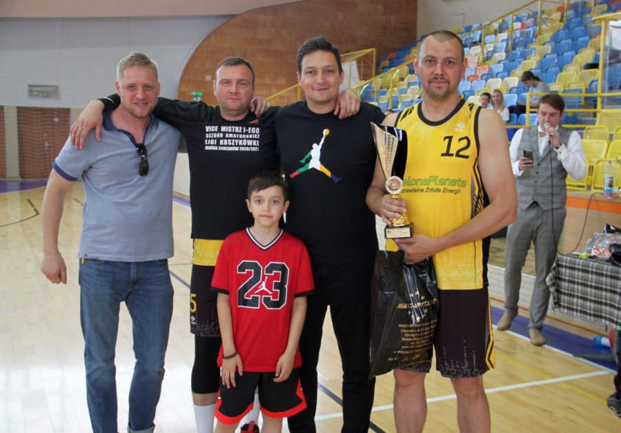Koszykarze grający w lidze amatorskiej w Chrzanowie odebrali trofea (ZDJĘCIA)
