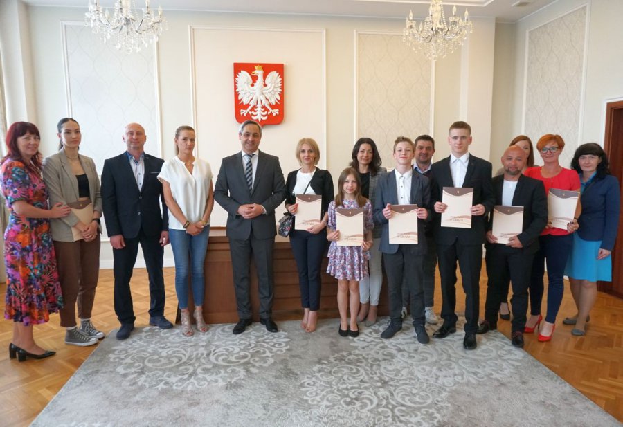 Akrobaci, piłkarze, bokserzy, pływacy, szachiści nagrodzeni przez burmistrza Libiąża  