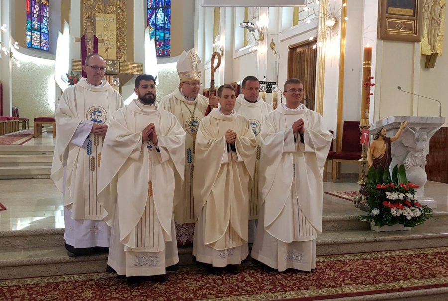 Biskup z Australii wyświęcił w Trzebini trzech nowych księży (WIDEO, ZDJĘCIA)