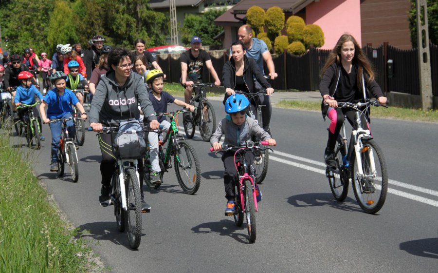 Trzystu rowerzystów wsiadło w Chrzanowie na rowery. Na mecie czekał żurek i konkursy z nagrodami (WIDEO, ZDJĘCIA)
