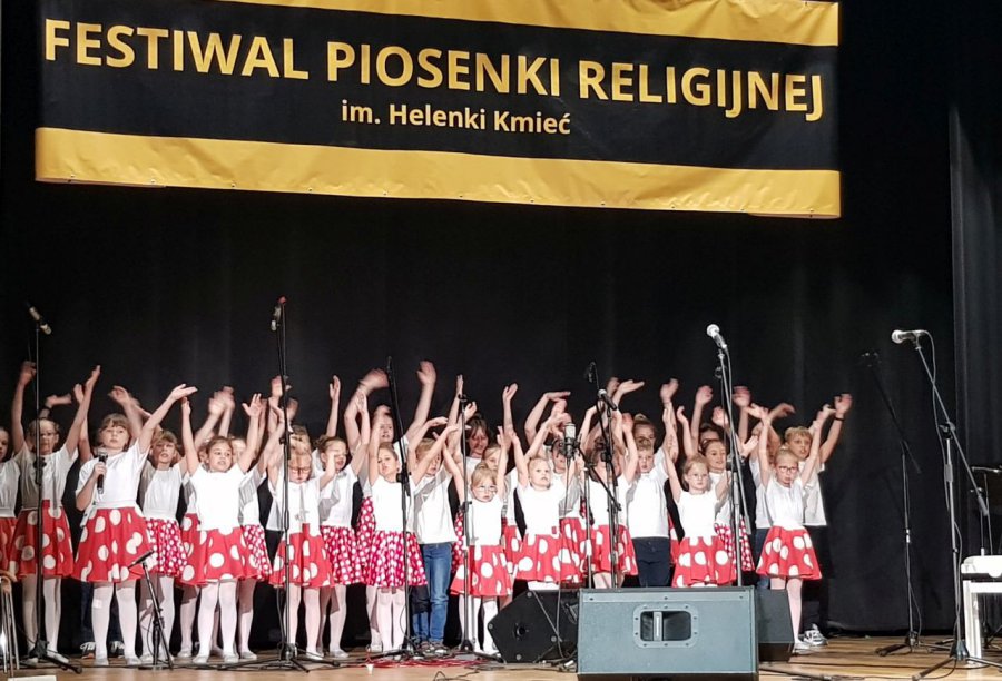 Festiwal piosenki religijnej w Libiążu. Wystąpili soliści, duety i zespoły (WIDEO, ZDJĘCIA)