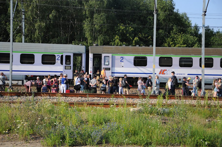 Jeden z wagonów pasażerskich wypadł z toru w pobliżu stacji PKP Trzebinia (ZDJĘCIA, WIDEO)