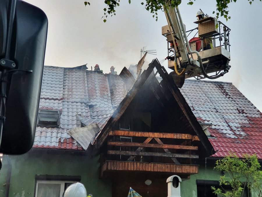 Pożar wybuchł w domu w Krzeszowicach (ZDJĘCIA)