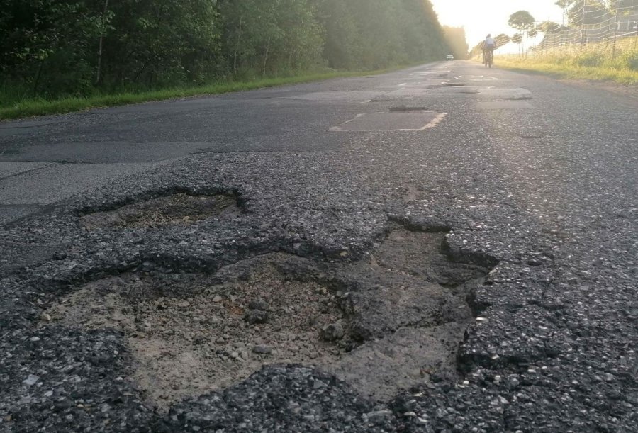 Dziury w drodze przy Chechle nadal straszą