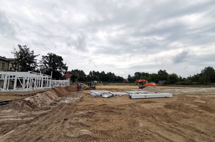 W Trzebini trwa budowa nowego boiska piłkarskiego (WIDEO)