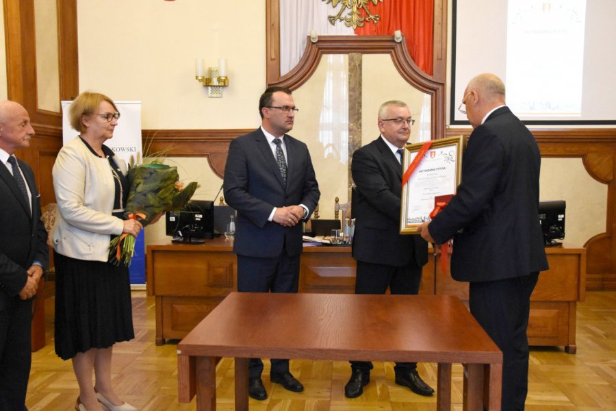 Minister Andrzej Adamczyk z tytułem „Zasłużony dla powiatu krakowskiego”