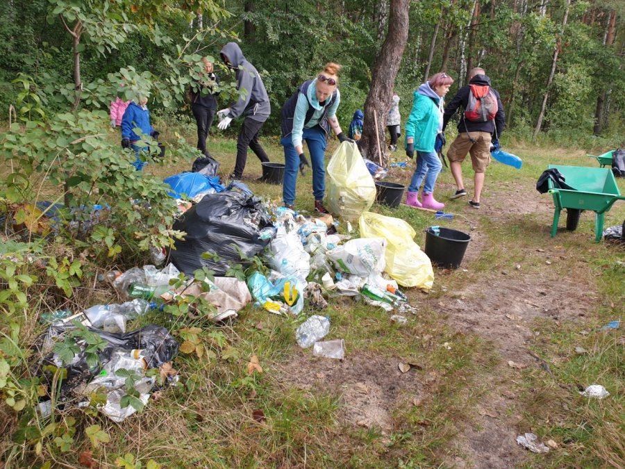 Zielony Chrzanów pozbierał górę śmieci nad Chechłem (WIDEO, ZDJĘCIA)