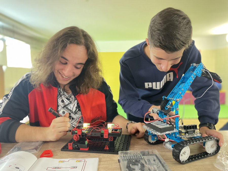 Młodzież z ZST Fablok pomaga młodszym kolegom w nauce sprzętu elektronicznego (ZDJĘCIA)