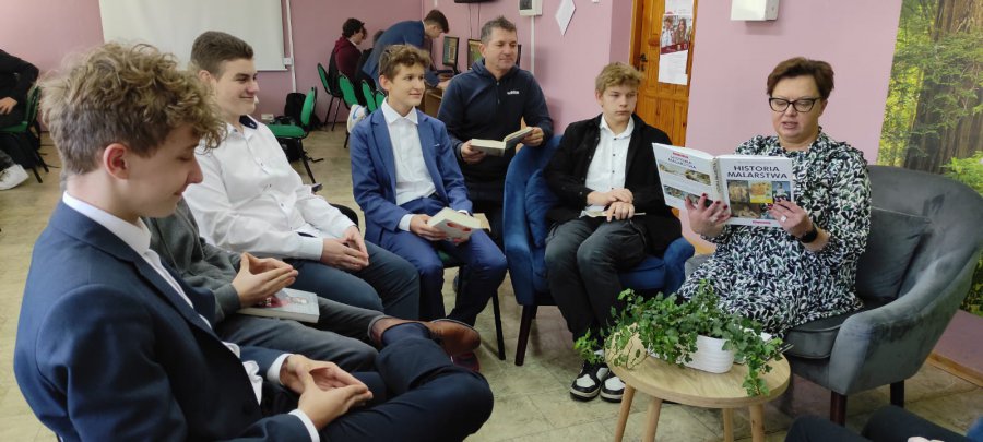 Uczniowie szkół powiatu chrzanowskiego bili rekord w czytaniu na przerwie