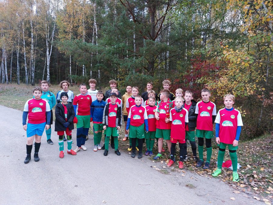 Piłkarze Polonii Luszowice poszli do lasu trenować i sprzątać śmieci