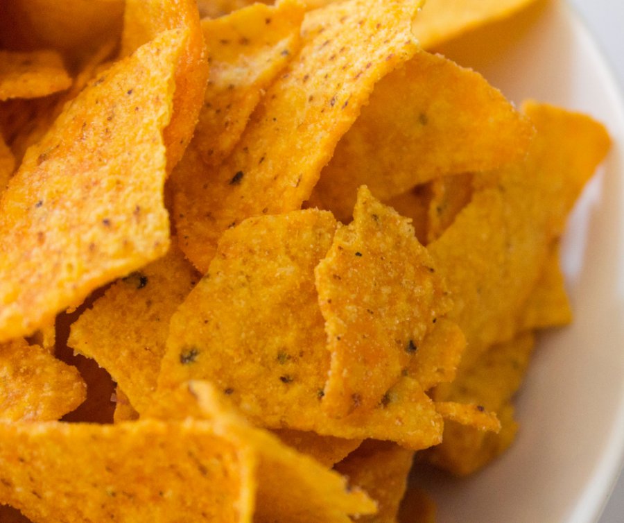 Domowe nachosy lepsze niż chipsy. Najlepiej smakują z guacamole
