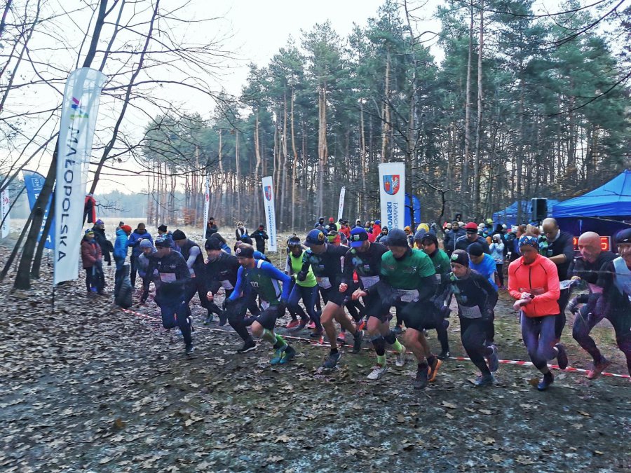 600 biegaczy na Mistrzostwach Małopolski w Biegach Przełajowych. Gospodarzem imprezy była Trzebinia (WIDEO)