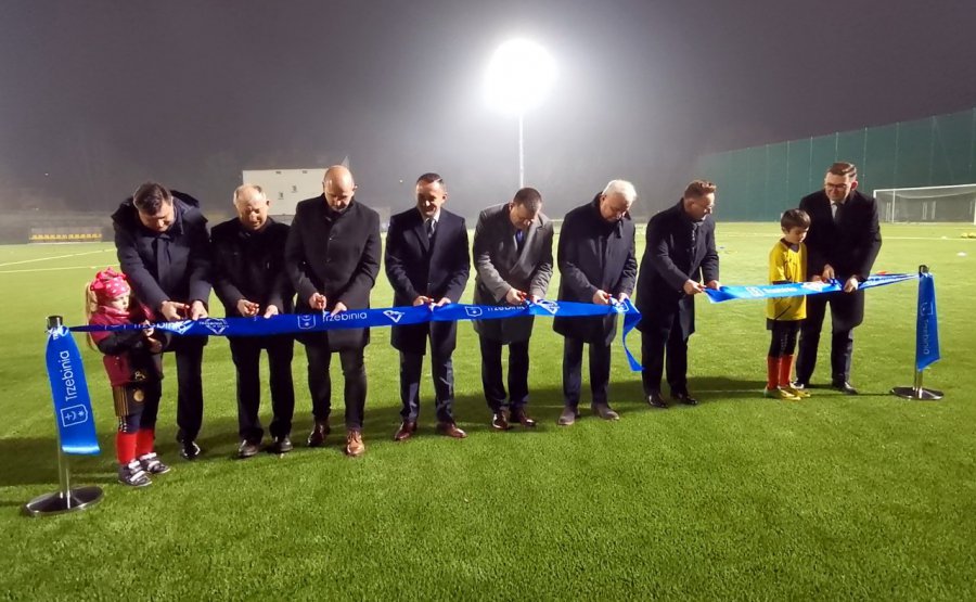 Otwarto nowe boisko piłkarskie w Trzebini. Wiceminister strzelał jako pierwszy (WIDEO, ZDJĘCIA)