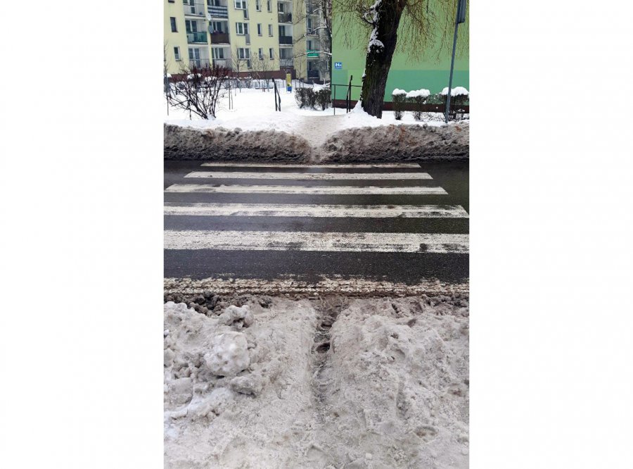 Śnieżne przeszkody przy przejściach dla pieszych