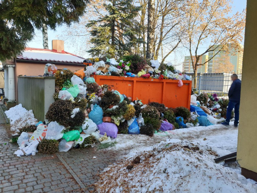 Śmieci wysypują się z kontenerów na cmentarzu