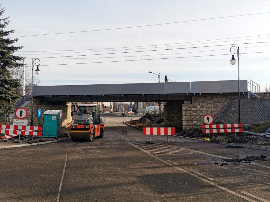 Drogowcy położyli asfalt pod wiaduktem kolejowym w Chrzanowie (WIDEO, ZDJĘCIA)
