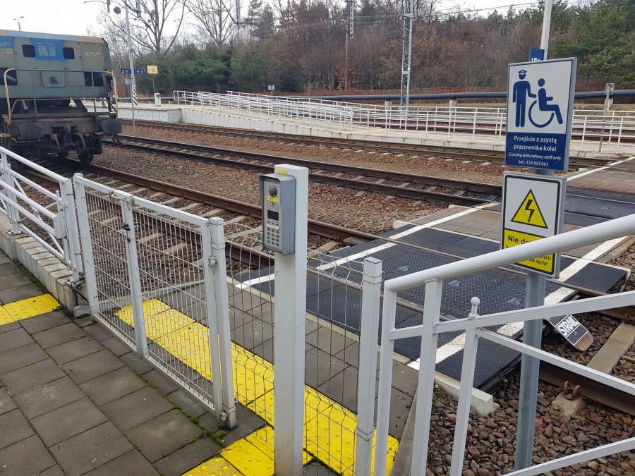 Niepełnosprawni muszą planować podróż pociągiem z dużym wyprzedzeniem. Czy to nie wykluczenie? 