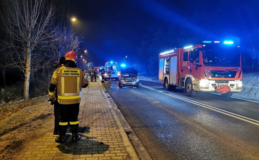 Zderzenie 3 samochodów na Krakowskiej. Sprawca trafił do szpitala