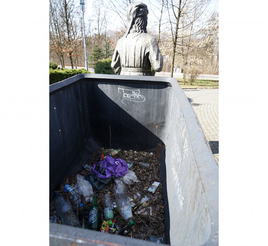 Skarbnik z Libiąża ciągnie wagon ze śmieciami