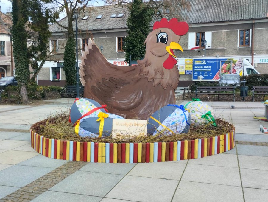 Wielka kura stanęła na rynku w Krzeszowicach. Zrobili ją urzędnicy