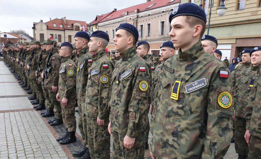 Żołnierze WOT złożyli przysięgę na rynku w Trzebini (WIDEO, ZDJĘCIA)
