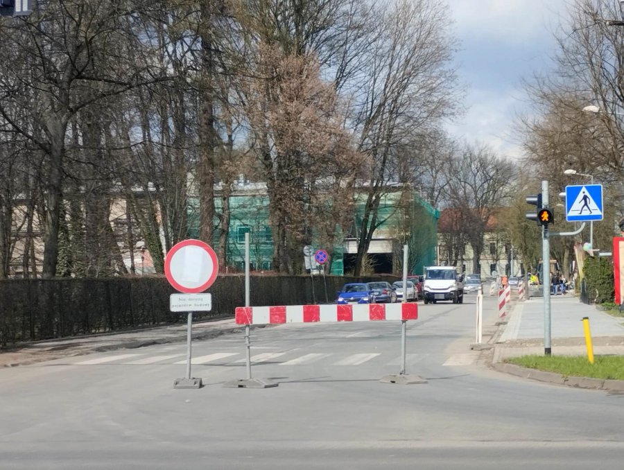 Jedna z głównych dróg w Krzeszowicach zamknięta