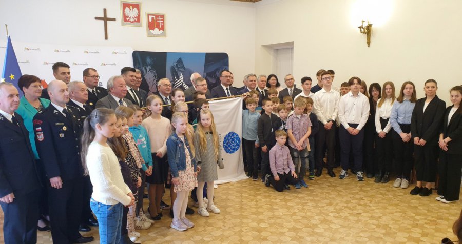 Flaga Igrzysk Europejskich Kraków 2023 trafiła do Krzeszowic (WIDEO, ZDJĘCIA)