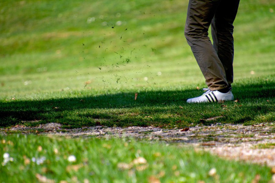 Czy wczesną wiosną warto wybrać się na pole golfowe?