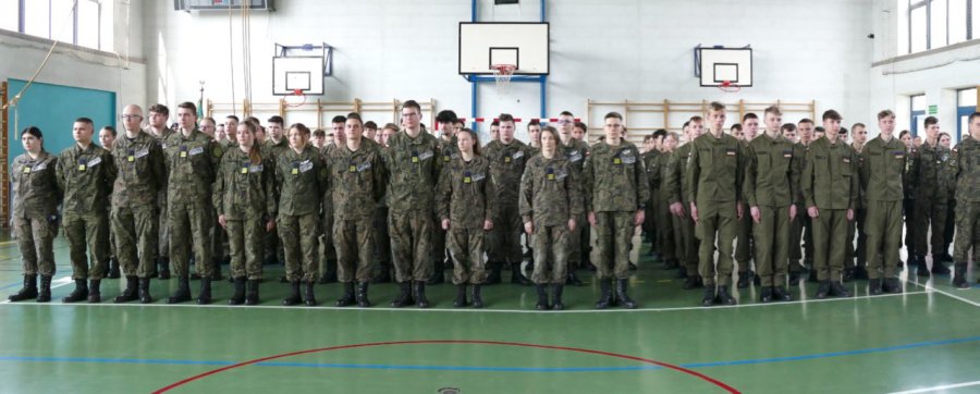 Pożegnanie klas maturalnych LO w Trzebini. Niektórzy już chcą iść do wojska (ZDJĘCIA)