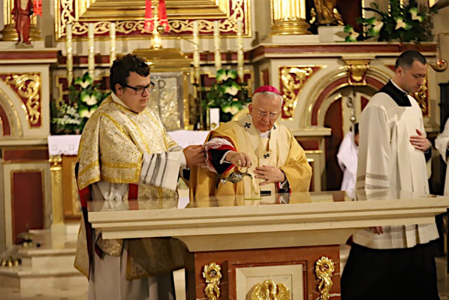 Metropolita krakowski poświęcił i namaścił olejem nowy ołtarz w Chrzanowie