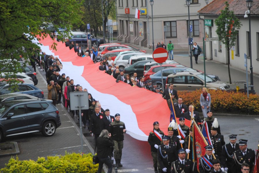 Mieszkańcy przemaszerowali przez miasto niosąc olbrzymią flagę (ZDJĘCIA)