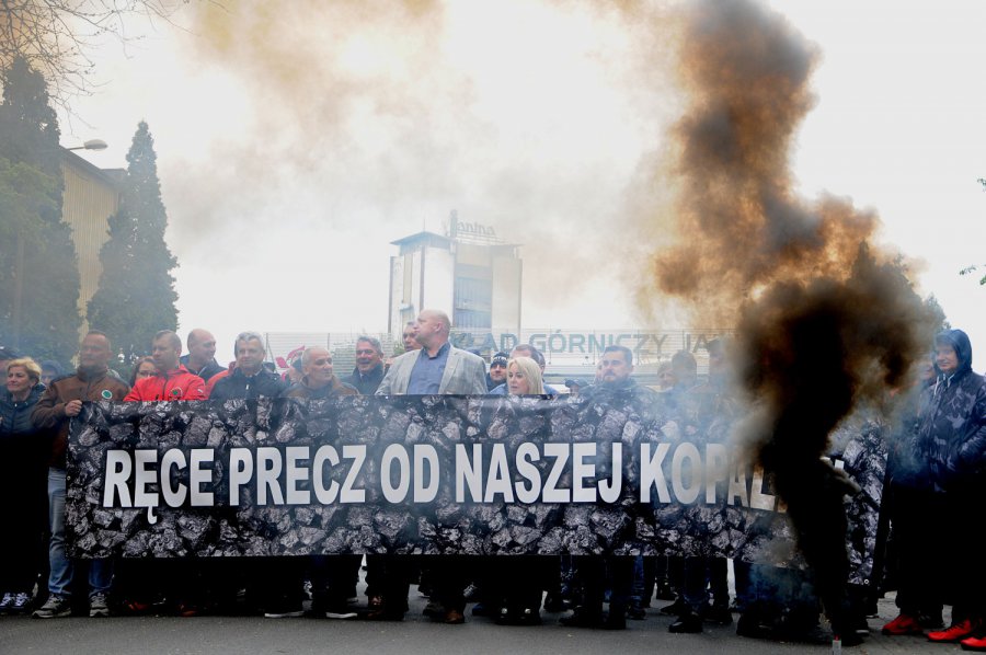 Dużo emocji, wulgarne słowa i rzucanie jajkami. Manifestacje pod kopalnią Janina w Libiążu (WIDEO, ZDJĘCIA)