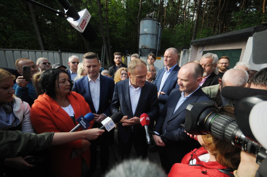 Donald Tusk na osiedlu Gaj w Trzebini. Co ludzie usłyszeli w sprawie zapadlisk? (WIDEO, ZDJĘCIA)