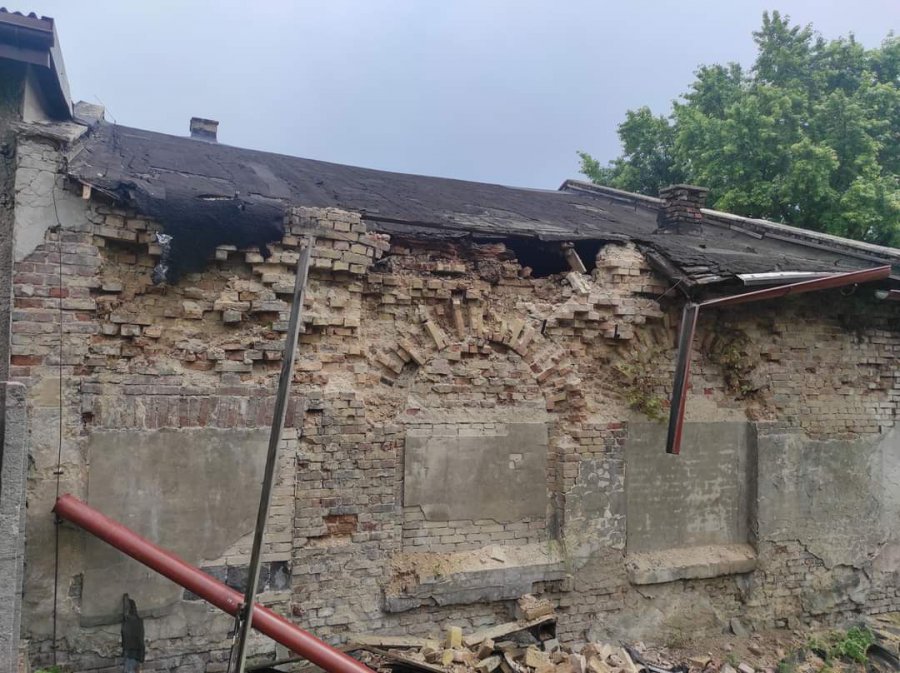 Zawaliła się ściana na tyłach trzebińskiej synagogi (ZDJĘCIA)