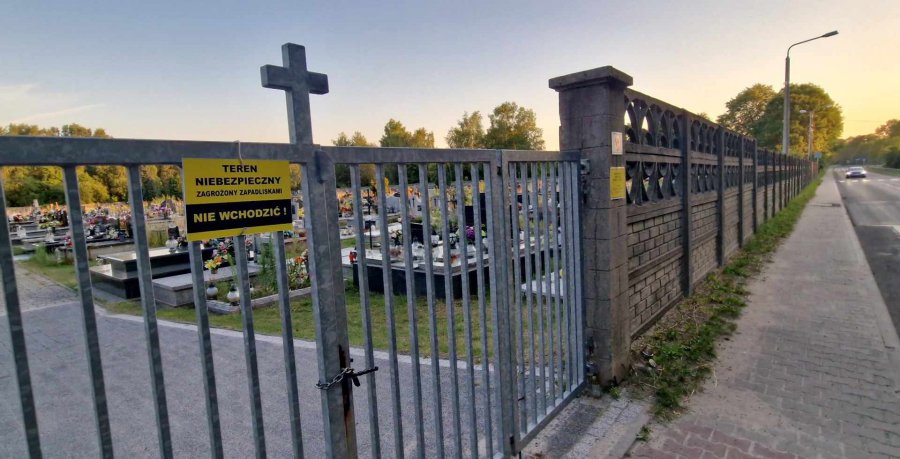 Dlaczego na cmentarzu w Sierszy nadal wiszą kłódki?
