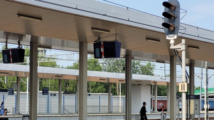 Elektroniczne tablice na peronach w Trzebini czekają na uruchomienie
