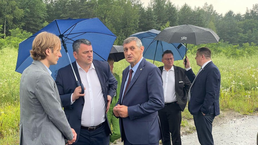 Minister Marek Wesoły odwiedził Trzebinię i oglądał działki