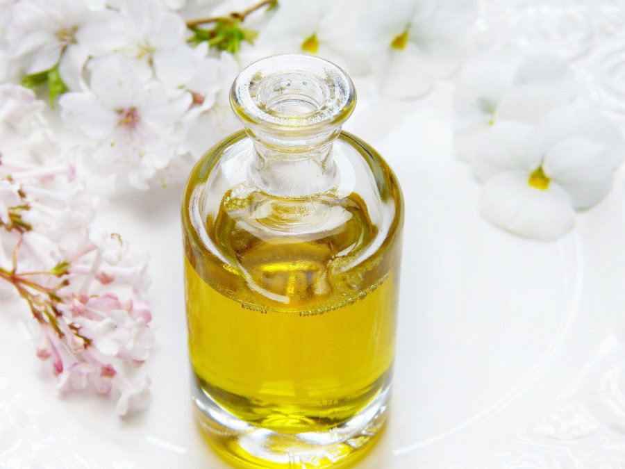 Olejki i oleje do masażu – zastosowanie i korzyści dla skóry i zdrowia