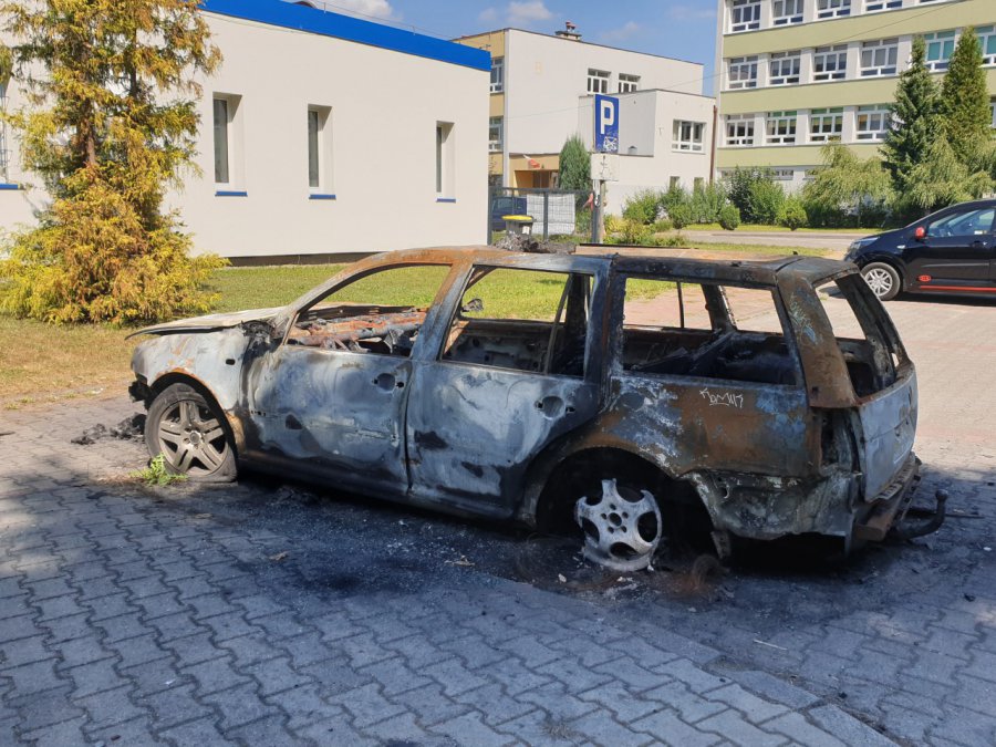 Spalony wrak samochodu od tygodnia zajmuje parking w Chrzanowie