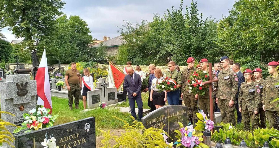 IPN ufundował granitowy pomnik żołnierzowi Września 1939 roku. Stoi na cmentarzu w Płazie 