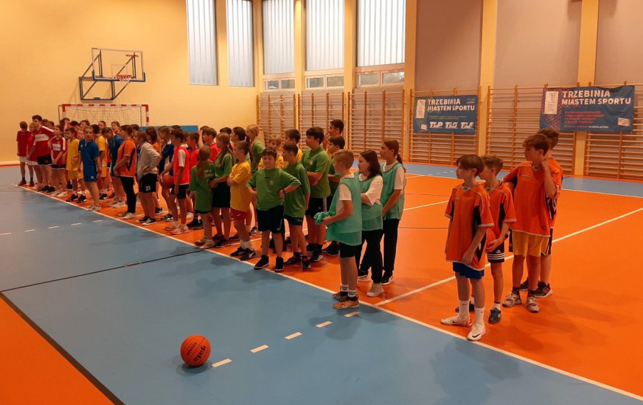 Chłopcy z „ósemki” i dziewczęta z "trójki" najlepsi w koszykówkę w gminie Trzebinia