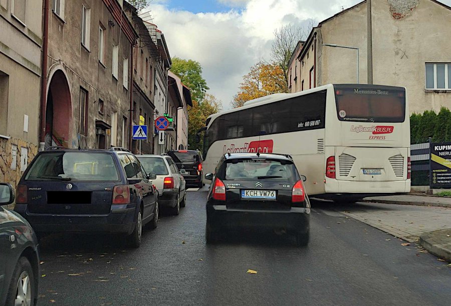 Komunikacyjny koszmar na Śląskiej w Chrzanowie. Kierowcy parkują na zakazie zatrzymywania