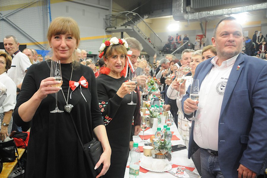 900 kieliszków szampana na biesiadzie niepodległościowej w Libiążu. Kto świętował? (WIDEO, ZDJĘCIA)